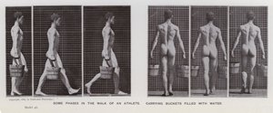 Lidská postava v pohybu: Některé fáze chůze sportovce s kbelíky naplněnými vodou (černobílá fotografie) od Eadweard Muybridge
