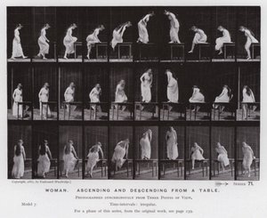Lidská postava v pohybu: Žena stoupá a sestupuje ze stolu (černobílá fotografie) od Eadweard Muybridge