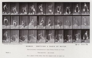 Lidská postava v pohybu: Žena, vyprazdňující nádrž s vodou (černobílá fotografie) od Eadweard Muybridge