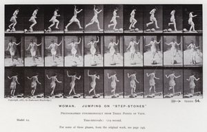 Lidská postava v pohybu: Žena, skákající na „nástupních kamenech“ (černobílá fotografie) od Eadweard Muybridge