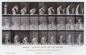 Lidská postava v pohybu: Žena, pokládající dítě na zem (černobílá fotografie) od Eadweard Muybridge