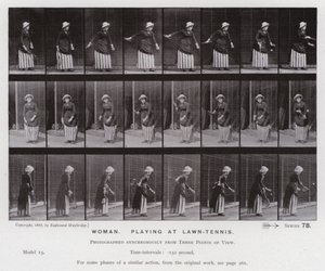 Lidská postava v pohybu: Žena, hrající na trávníku (černobílá fotografie) od Eadweard Muybridge