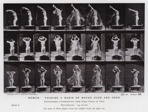 Lidská postava v pohybu: Žena, která si nad hlavou zvedá umyvadlo s vodou (černobílá fotografie) od Eadweard Muybridge