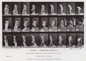 Lidská postava v pohybu: Žena, odstranění pláště (č/b foto) od Eadweard Muybridge