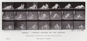 Lidská postava v pohybu: Žena, točící se na zemi (č/b foto) od Eadweard Muybridge