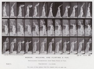 Lidská postava v pohybu: Žena chodí a flirtuje s fanouškem (černobílá fotografie) od Eadweard Muybridge