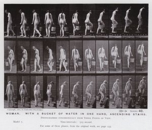 Lidská postava v pohybu: Žena s kbelíkem vody v jedné ruce, stoupá po schodech (černobílá fotografie) od Eadweard Muybridge