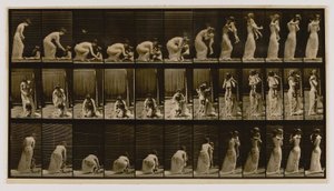 Žena zvedající a nesoucí dítě, z knihy Pohyb zvířat od Eadweard Muybridge