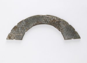 Tenká plaketa vyříznutá do oblouku kruhu, typu huang, Changsha, provincie Hunan, 4.–3. století př. n. l. (nefrit)
