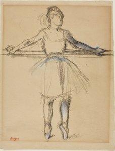 Dancer at the Bar (on Point), kolem 1885 (uhl s pastelem a estompe na světle hnědém papíru) od Edgar Degas