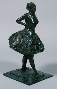 Tanečnice v neformálním oblečení, ruce v bok, pravá noha vpředu, odlitek cca 1919-21 od Edgar Degas
