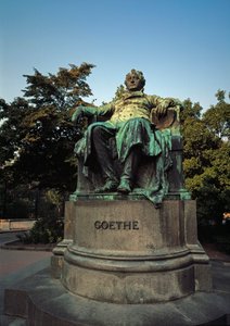 Pomník na poctu německému básníkovi Johannu Wolfgangovi von Goethe (1749-1832) vyrobený Edmundem von Hellmerem (1850-1935) od Edmund Ritter von Hellmer