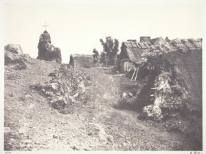 Doškové chaloupky v Auvergne, s Kalvárií, 1852, vytištěno 1978. od Édouard Baldus