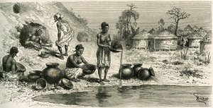 Ženy ve vesnici Koumakhana perou zlato, v pozadí muži hledají zlato v podzemních štolách. Rytina Riou pro ilustraci příběhu „Exploration du Haut-Niger (Haut-Niger)“ (dnešní Mali) od velitele Josepha Gallieniho (1849-1916) od Edouard Riou