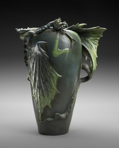 "Dragon" váza, Riessner, Stellmacher & Kessel, c. 1900 (kamenina) od Edouard Stellmacher