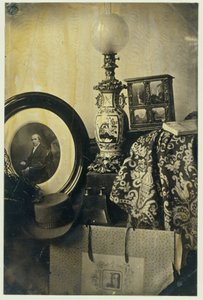Zátiší s fotografickým portrétem Assera, stereoskopem a portfoliem