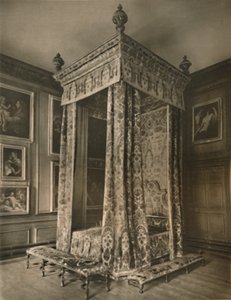 „Státní postel královny Anny v karmínovém a zlatém sametu“, 1927 od Edward F Strange