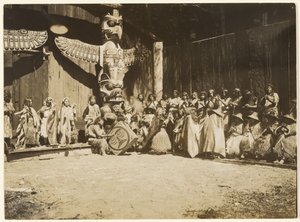 [U stěn se tísnil pestrý dav válečníků a jejich žen] od Edward S. Curtis