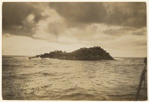 [Ke skalnatým, příbojem bičovaným ostrůvkům mě dovezla má kánoe] od Edward S. Curtis
