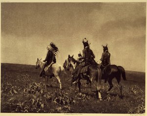 Úspěšný nájezd na koně. Apsaroke byli jedním z nejvíce cizích kmenů, kterých se bylo třeba obávat, a jejich příběhy o rabování, více či méně důležité, se již nepočítají. Fotografie převzata ze 4. dílu encyklopedie vydané Edwardem S. Curtisem (1868-1952) na od Edward Sheriff Curtis