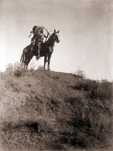 Absaroke Warrior on Horseback od Edwarda S. Curtise, kolem roku 1910 (stříbrný tisk) od Edward Sheriff Curtis