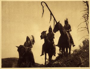 Apsaroke War Group. Válečník napravo drží zakřivenou hůl jedné z kmenových vojenských organizací. Tato hůl byla zasazena do země v rozhodujícím okamžiku boje, jako je prapor, za kterým se jeho nositel zavázal, že se nedosáhne. Foto t od Edward Sheriff Curtis