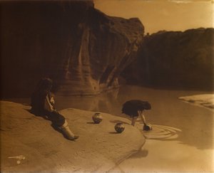 U staré studny v Acomě, asi 1904 (orotone) od Edward Sheriff Curtis