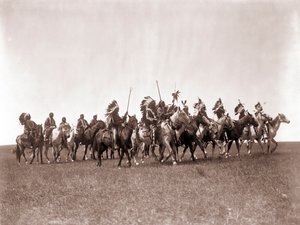 Brule Sioux War Party od Edwarda S. Curtise, kolem roku 1907 (tónovaný stříbrný tisk) od Edward Sheriff Curtis