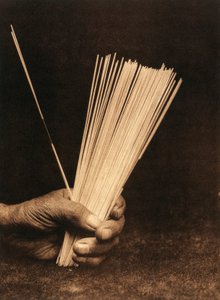 Detailní záběr na ruku indiána z kmene nebo vesnice Hupa, který drží věšteckou hůl. od Edward Sheriff Curtis