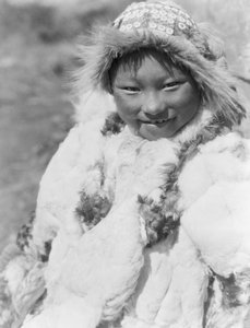 Eskymácké dítě identifikované jako Uyowutcha, pravděpodobně z ostrova Nunivak, Aljaška, kolem roku 1929 (černobílá fotografie)