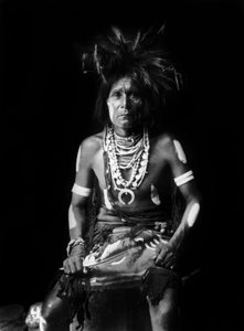 Indián Hopi, nosí Naja kolem krku, foto Edward S. Curtis, c. 1921 od Edward Sheriff Curtis