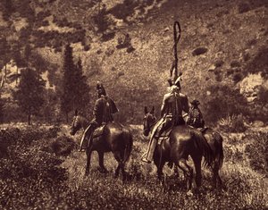 V černém Canonu. Apsarokeové, aniž by byli výhradně horskými obyvateli, vždy milovali kopce, preferovali monotónní louky... stín lesů a čisté řeky. Fotografie ilustruje zvyk nosit čelenku za hlavou nebo za hanu od Edward Sheriff Curtis