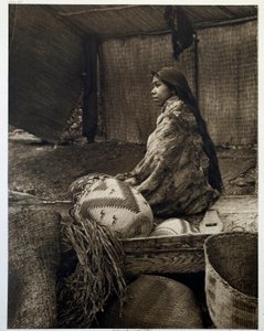 Indiáni Ameriky: mladá indiánská dívka, dcera náčelníka kmene Skokomish od Edward Sheriff Curtis