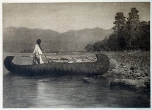 Indiáni z Ameriky: Indián na kanoe lodi v jezeře Southern Flathead, Montana od Edward Sheriff Curtis