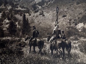 Indiáni z Ameriky kmene Apsaroke v černém kaňonu, Spojené státy americké od Edward Sheriff Curtis