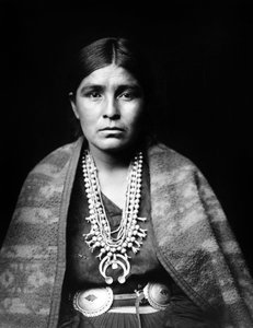 Navajo žena nosí stříbrný náhrdelník s květem tykve, pásek lastury, přikrývku přehozenou přes ramena, c. 1904, foto Edward S. Curtis od Edward Sheriff Curtis