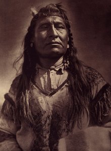 Nová truhla, indický Piegan. Fotografie převzata ze svazku 6 encyklopedie vydané Edwardem S. Curtisem (1868-1952) o Indiánech Severní Ameriky, s předmluvou Theodora Roosevelta. V letech 1907 až 1930 vyšlo 20 svazků. od Edward Sheriff Curtis