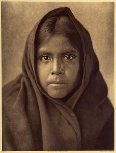 Qahatika dívka. Mladá Qahatika dívka. Tito pouštní indiáni žijí asi 60 kilometrů od rezervace Pimas (Arizona). Fotografie převzata ze svazku 2 encyklopedie Edwarda S. Curtise (1868-1952) o severoamerických indiánech, s předmluvou Theodora Roosevelta. B od Edward Sheriff Curtis