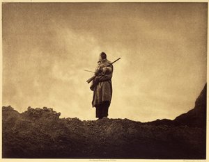 Lovec ovcí, Siouxové. Horské ovce, pasoucí se v nejnepřístupnějších částech Bad Lands, hledali jen ti nejodvážnější lovci. Fotografie převzata ze svazku 3 encyklopedie Edwarda S. Curtise (1868-1952) o severoamerických indiánech, s od Edward Sheriff Curtis