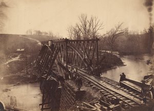 Část stavby nového vojenského příhradového mostu přes Bull Run, duben 1863.