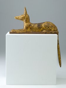Anubis ve formě ležícího šakala, 26.-25. dynastie, pozdní období, 715-525 př.nl (dřevo s gessem a zlacením)