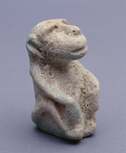 Soška paviána, z chrámu Hierakonpolis, hlavní depozit, rané dynastické období, 1.-2. dynastie (glazovaná fajáns) (viz také 113908)