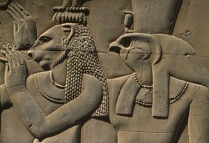 Detail reliéfu, kámen Bastet a Hora
