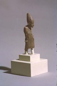 Postava krále s bílou korunou Horního Egypta a pláštěm Sed-festivalu, z chrámu Osiris, Abydos, rané dynastické období, asi 3000 př.nl (viz také 23814)