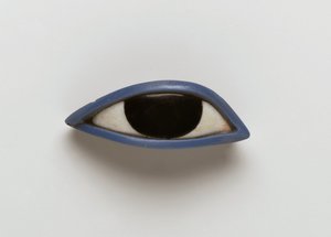 Pravé oko z antropoidní rakve (obsidián, krystalické a modré sklo) od Egyptian
