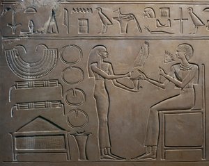 Yksityiskohta helpotuksesta, jossa palvelija näyttää jalokiviä kuningattarelle, kuningatar Kawitin sarkofagista, Mentuhotep II:n temppelistä, Deir el Baharista, Egyptistä