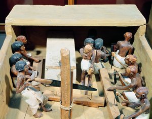 Pohřební model truhlářské dílny z hrobky Meketre, Údolí vznešených, Střední říše, cca 2000 př. n. l. (lakované dřevo)