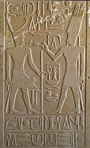 Egyptský starověk: hieroglyf zobrazující Sesostris I. přebírající z rukou Amona RA symboly života a zdraví - bílá kaple faraona Sesostris I. (1962-1928 př. n. l.) 12. dynastie, svatyně postavená k poctě bohu Amonovi - muzeum pod širým nebem Ka od Egyptian 12th Dynasty