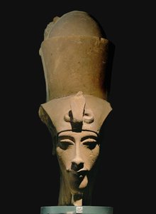 Amenhotep IV. s dvojitou korunou ... od Egyptian 18th Dynasty