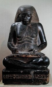 Amenhotep, syn Hapu, sedící se zkříženýma nohama, z Amonova chrámu, Karnak, kolem 1391-53 př.nl (žula)